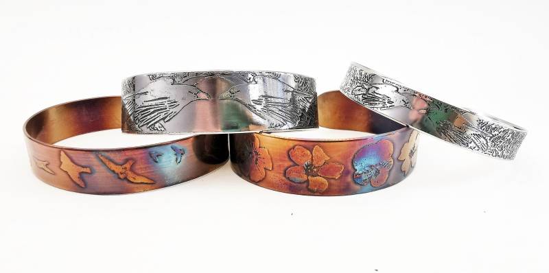 Geätztes Stahl Vogel/Rabe Blumen Manschette Armband Bunt Oder Natur Finish Geätztes Stahl Vogel/Rabe Blumen Manschette Armband Bunt Oder Natur Finish von annamcdade