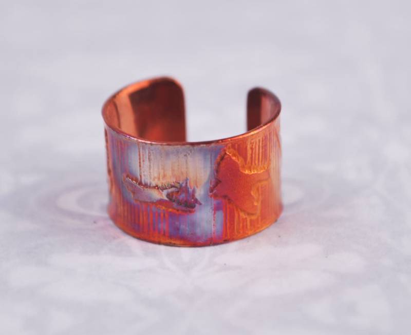 Kupfer-Farbigen Kupfer Earcuff, Geätzte Fliegende Vögel, Vogel-Earcuff, Vogel Am Flügel von annamcdade