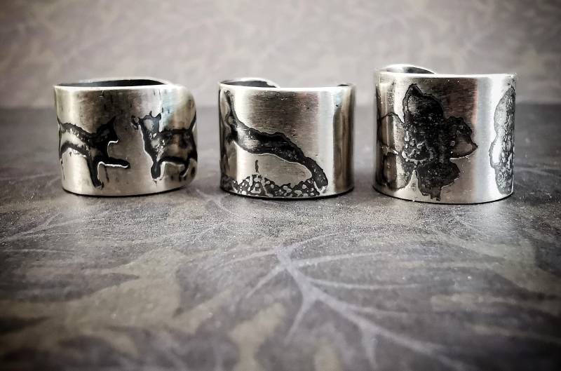 Oxidierte Sterling Silber Ohrmanschette Mit Prägung Rabe, Katze, Hase, Saatkrähe, Elster Oder Blume Oxidierte Sterling Silber Ohrmanschette Mit Prägung Rabe, Katze, Hase, Saatkrähe, Elster Oder Blume von annamcdade