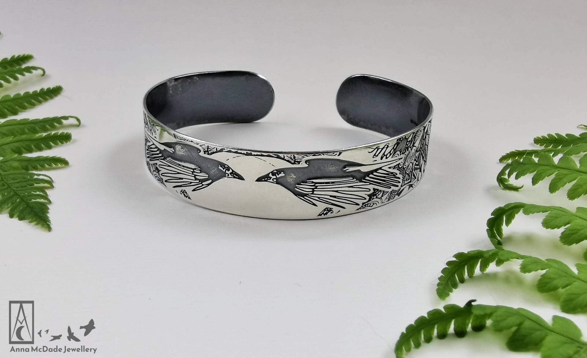 sterling Silber Raven Bangle - Slim Oder Extra Armspange Mit Oxidiertem Finish sterling Silber Raven Bangle - Slim Oder Extra Armspange Mit Oxidiertem Finish von annamcdade