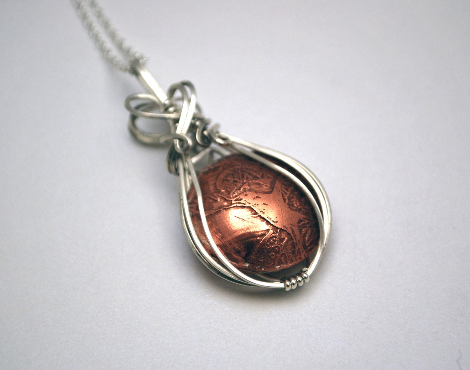 sterling Silber Draht Gewickelt Krähe Anhänger Geätzter Kupfer Vogel Schmuck sterling Silber Draht Gewickelt Krähe Anhänger Geätzter Kupfer Vogel Schmuck von annamcdade