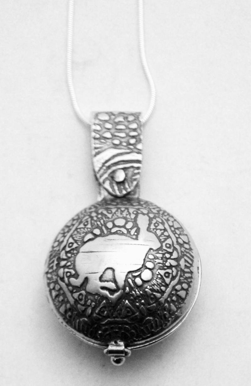 sterling Silber Hase Medaillon Geätztes Laufendes Kaninchen, Swivel Design sterling Silber Hase Medaillon Geätztes Laufendes Kaninchen, Swivel Design von annamcdade