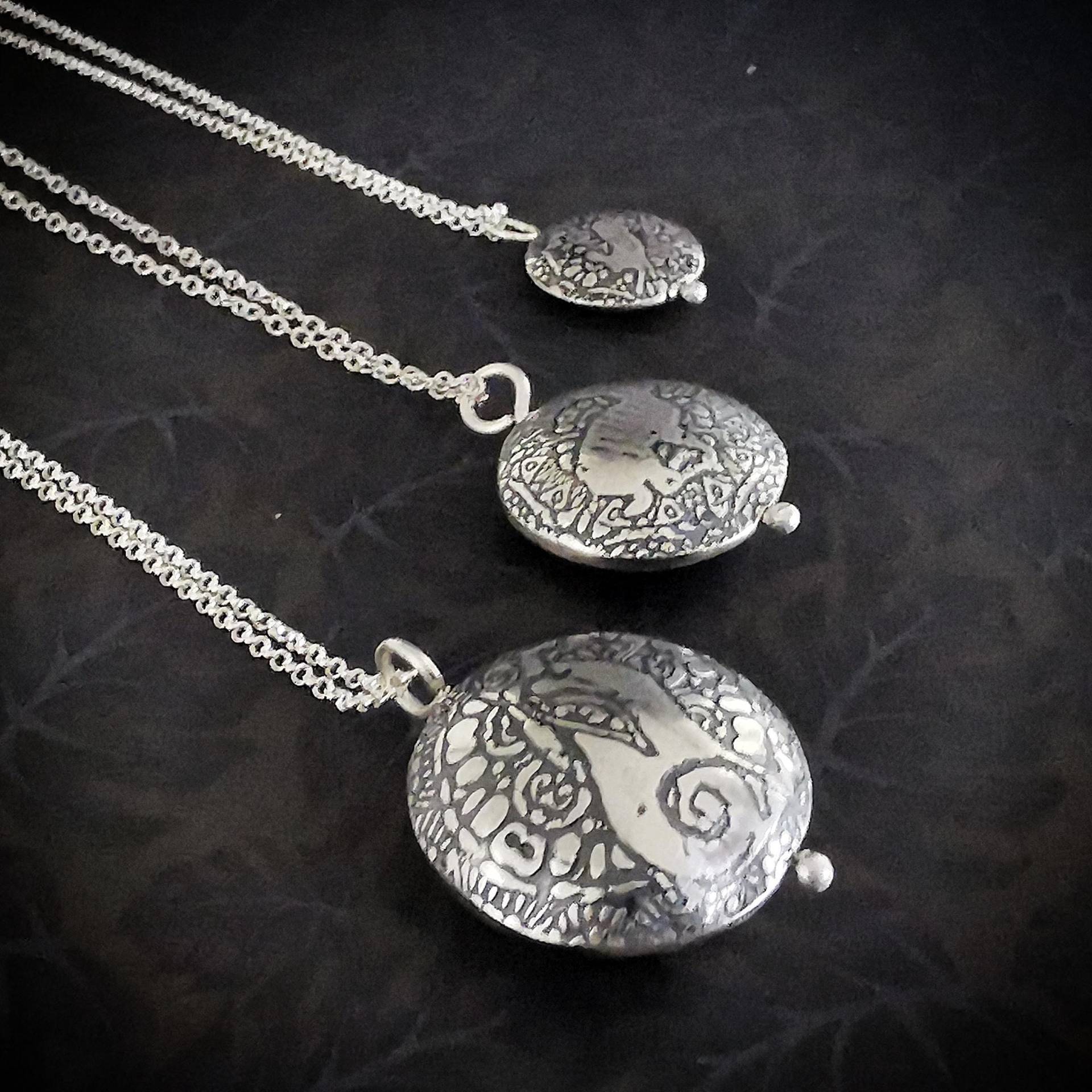 sterling Silber Kapsel Anhänger Springender, Laufender Oder Mondanstarrender Hase sterling Silber Kapsel Anhänger Springender, Laufender Oder Mondanstarrender Hase von annamcdade