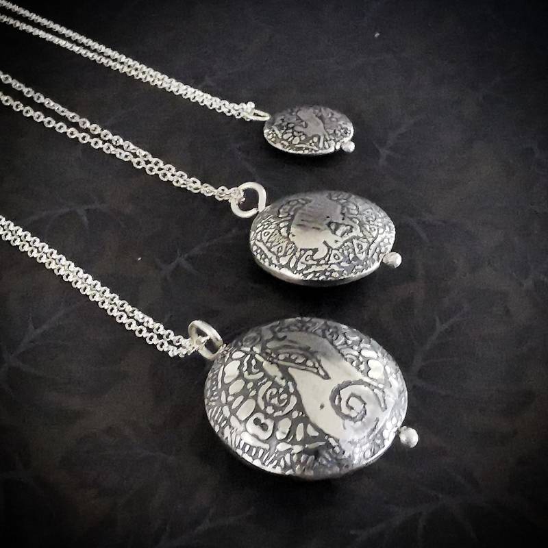sterling Silber Kapsel Anhänger Springender, Laufender Oder Mondanstarrender Hase sterling Silber Kapsel Anhänger Springender, Laufender Oder Mondanstarrender Hase von annamcdade