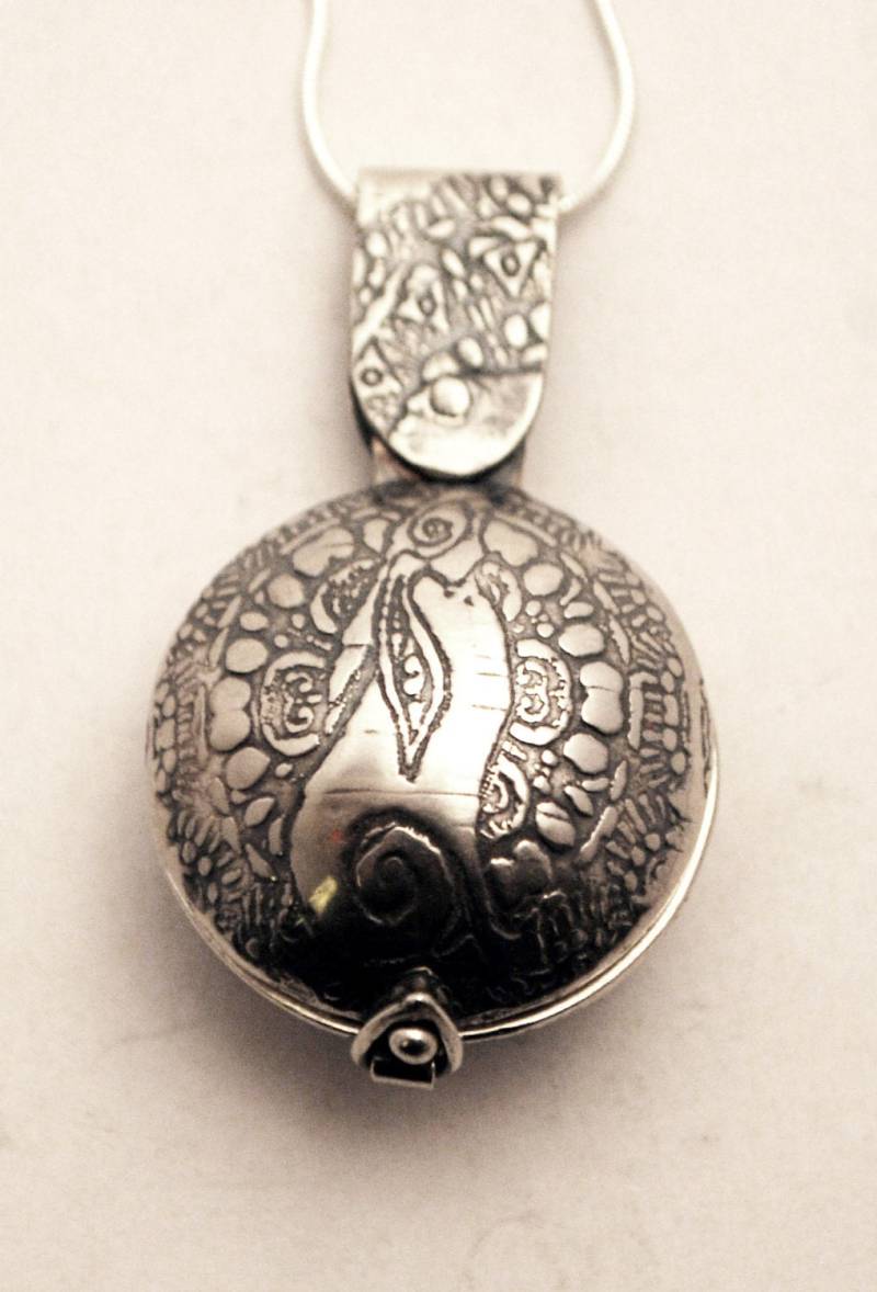 sterling Silber Medaillon, Mond Guckender Hase, Drehscharnier Mit Gemusterter Öse sterling Silber Medaillon, Mond Guckender Hase, Drehscharnier Mit Gemusterter Öse von annamcdade