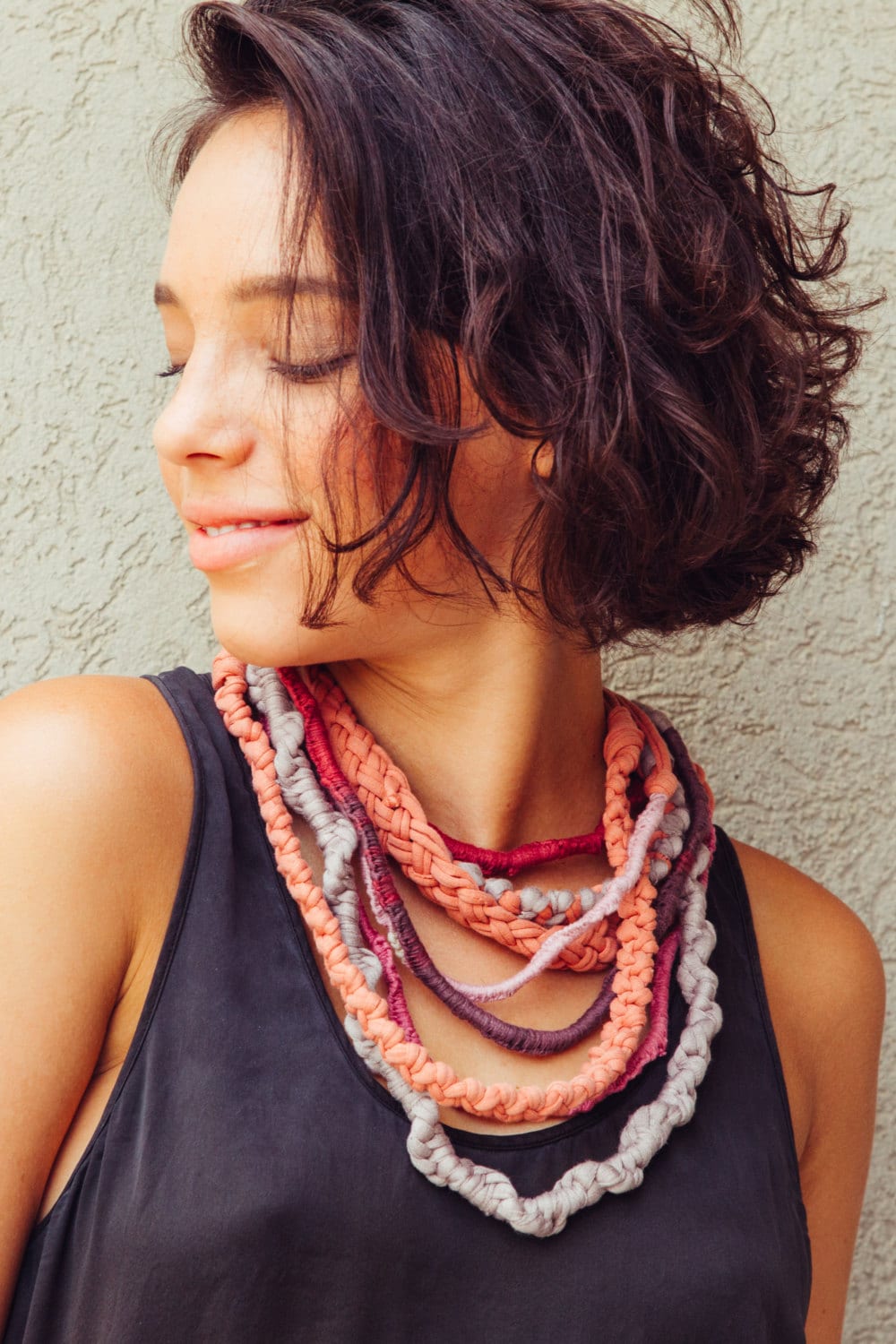 Handgemachte Pfirsich Makramee Halskette Multi Strand Textilschmuck von annaperevalov
