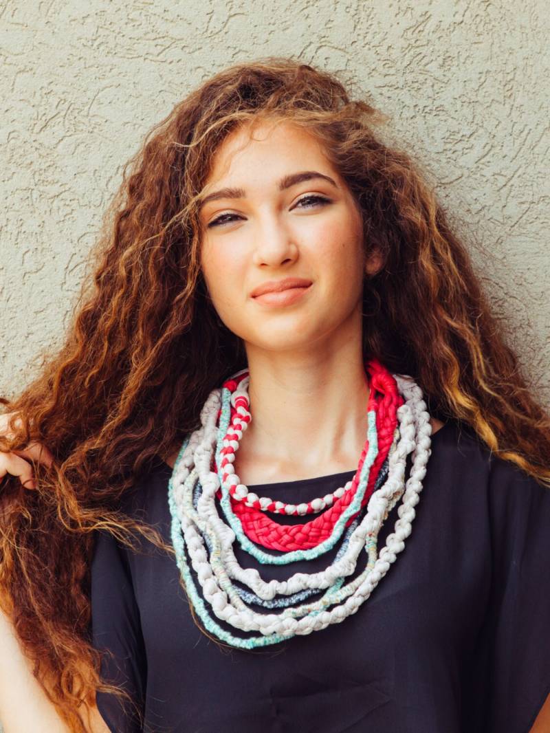 Handgemachte Makramee Stoff Statement Kette Pink & Off-White Textil Schmuck von annaperevalov