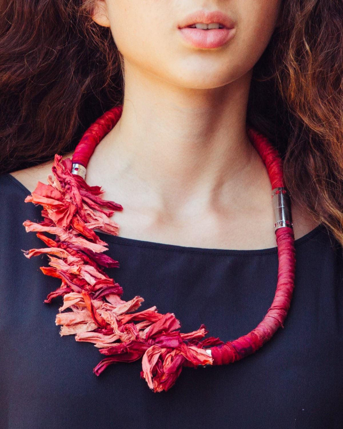 Rote Stoff Blume Statement Kette Seidenband Textilschmuck von annaperevalov