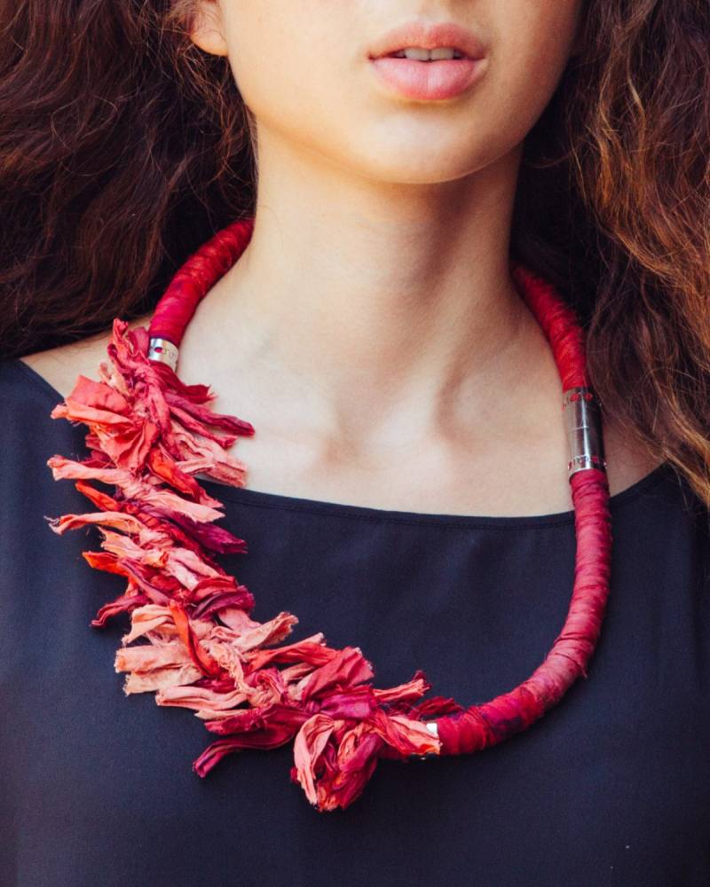 Rote Stoff Blume Statement Kette Seidenband Textilschmuck von annaperevalov