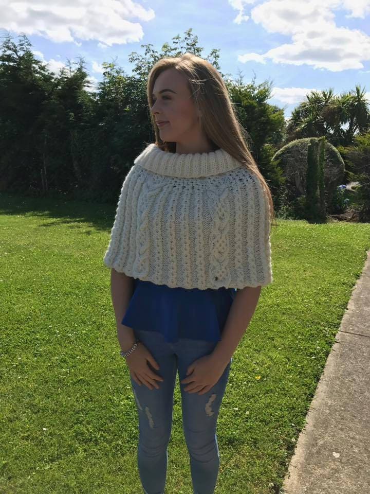 Handgestrickter Aran Poncho Wollmischung Zopfmuster von annesknitsandcrochet