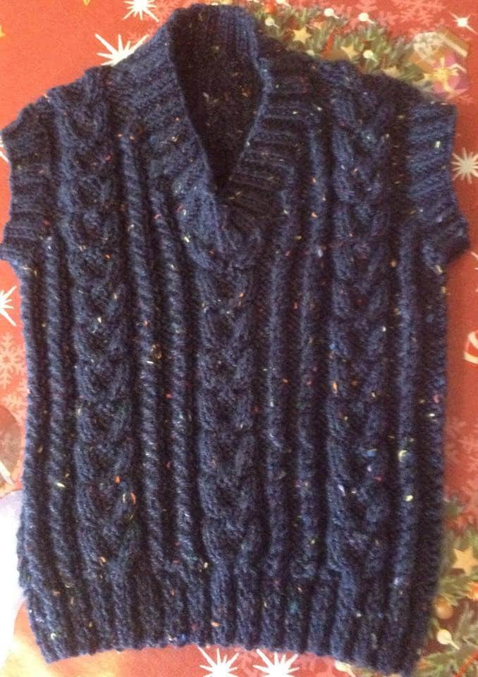 Handgestrickte Pullunder-Weste Aus Aran Wolle von annesknitsandcrochet