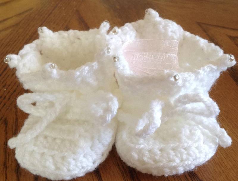 Handgestrickte Baby Booties Weiches Acryl, Stilvolle Wärme von annesknitsandcrochet