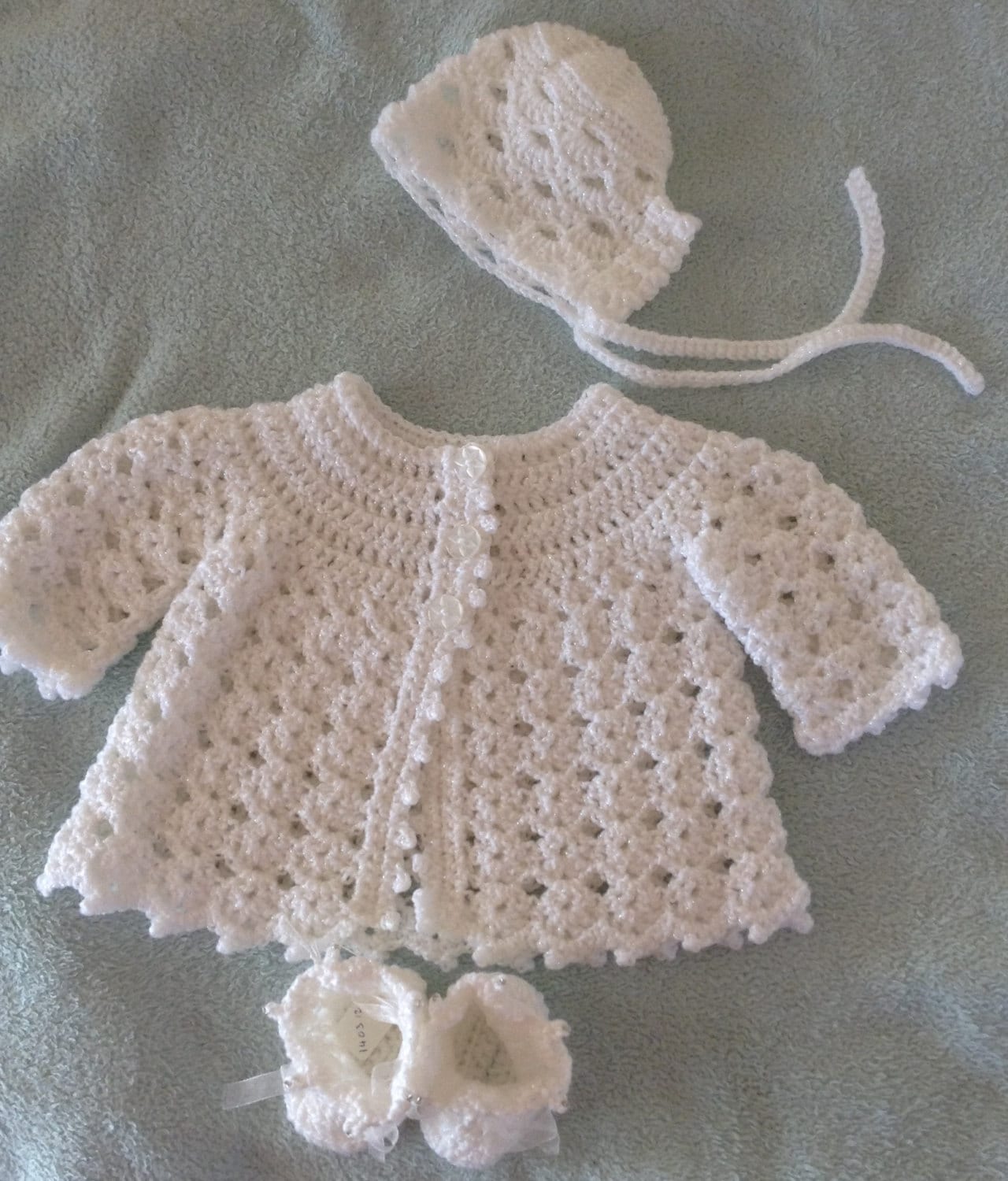 Gehäkelte Baby Matinee Jacke, Mütze & Booties in Verschiedenen Farben Größen 0-3Mts Gehäkelte Baby Matinee Jacke, Mütze & Booties in Verschiedenen Farben Größen 0-3Mts von annesknitsandcrochet
