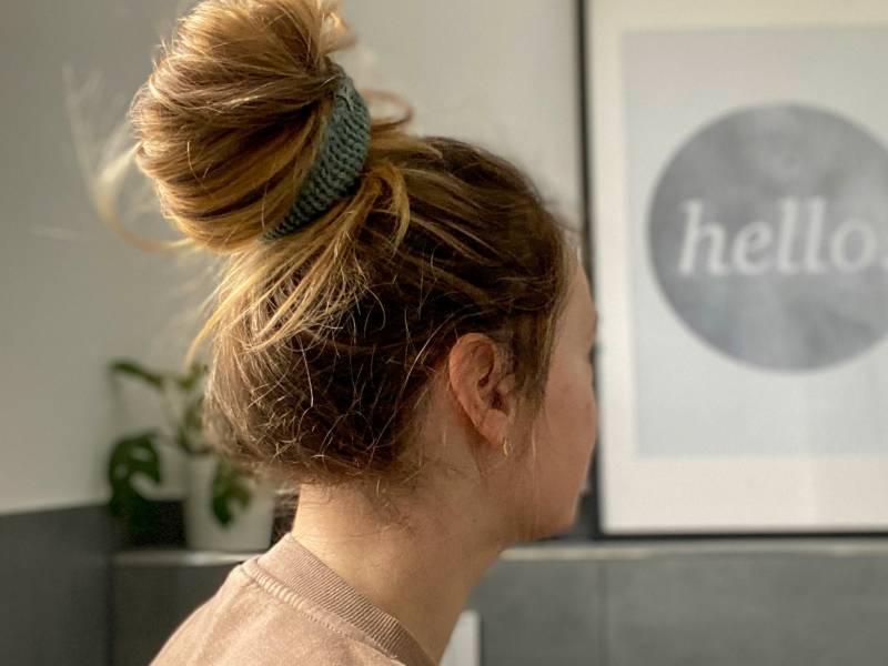 Scrunchie Aus Merinowolle Verschiedene Farben Modern Minimalistisch Haarband Elastisch Weiches Haargummi Geschenk Freundin Boho Gestrickt von annidesignstudio