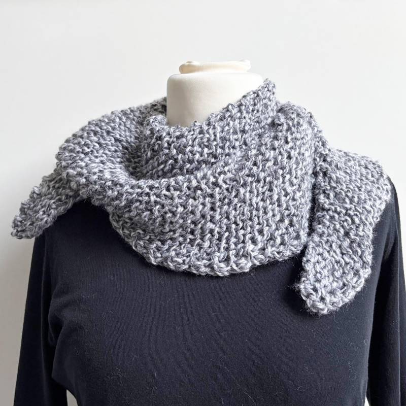 Halbmondtuch Dreieckstuch Bogenform Grau Weiß Meliert Handgestrickt Aus Polyacryl in Schmalen Rippen Maße Ca 30 X 150 cm von anniestrickt