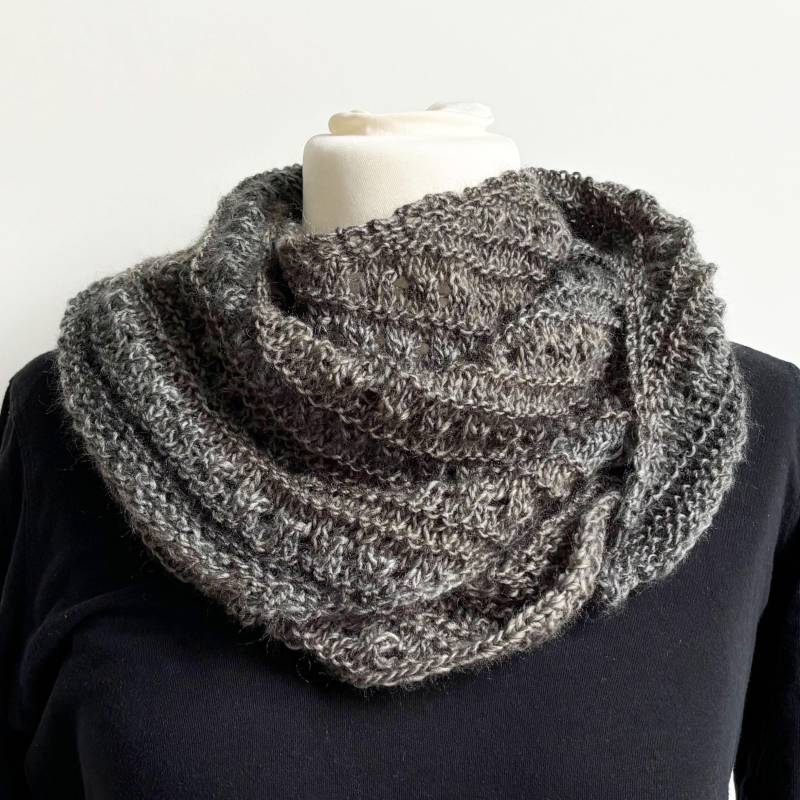 Halbmondtuch Dreieckstuch Grautöne Halstuch Farbverlauf Grau Schlamm Handgestrickt Aus Polyacryl in Lochmusterstreifen Maße Ca 35 X 170 cm von anniestrickt