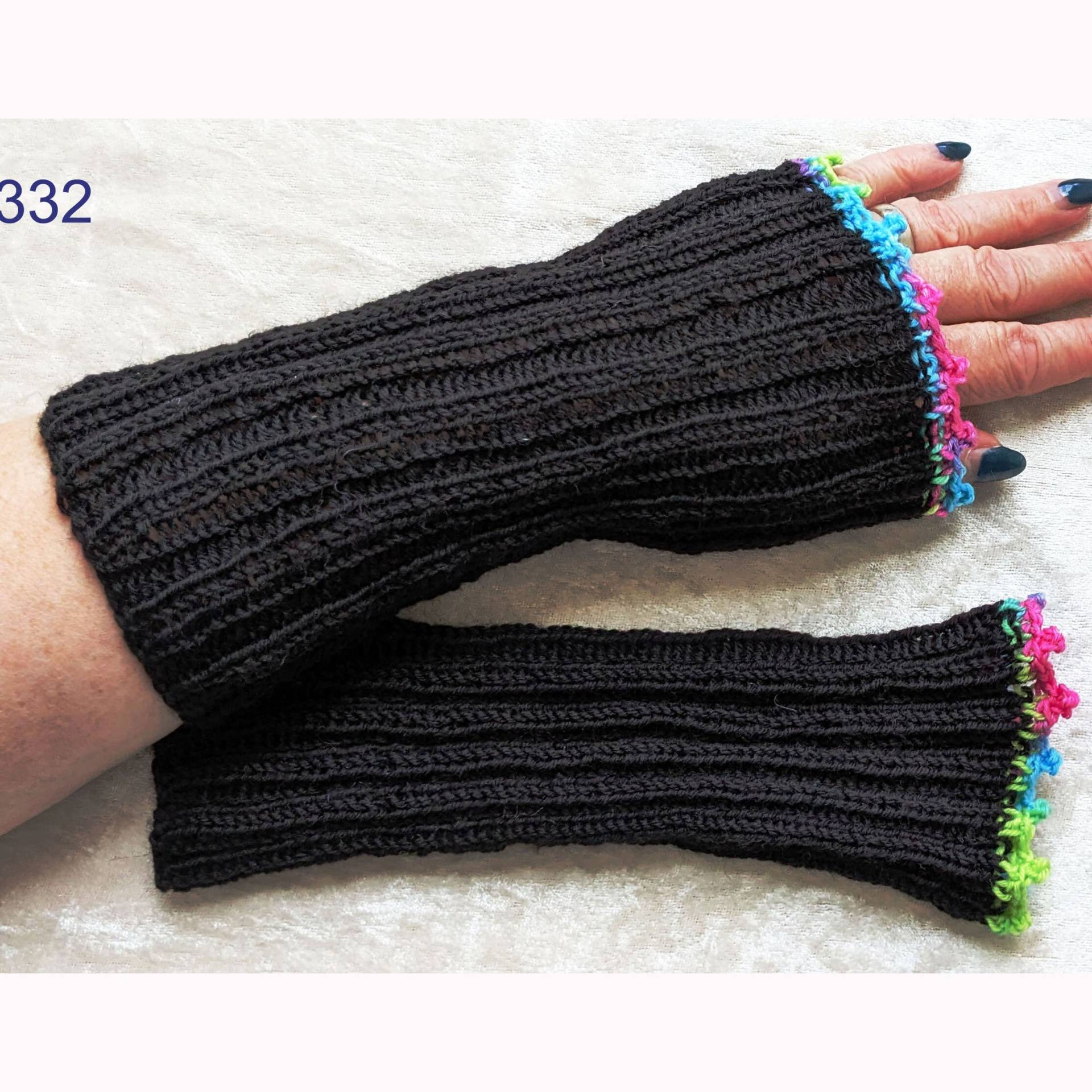 Handstulpen Schwarz Mit Noppenrand in Neonfarben, Armstulpen Pulswärmer, Fingerlose Handschuhe, Handgestrickt Flachen Rippen von anniestrickt