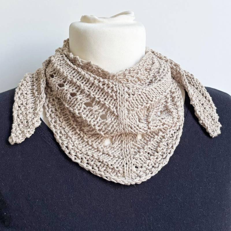 Mini Dreieckstuch Sand Handgestrickt Mit Baumwolle Und Leinen 25x100 cm von anniestrickt