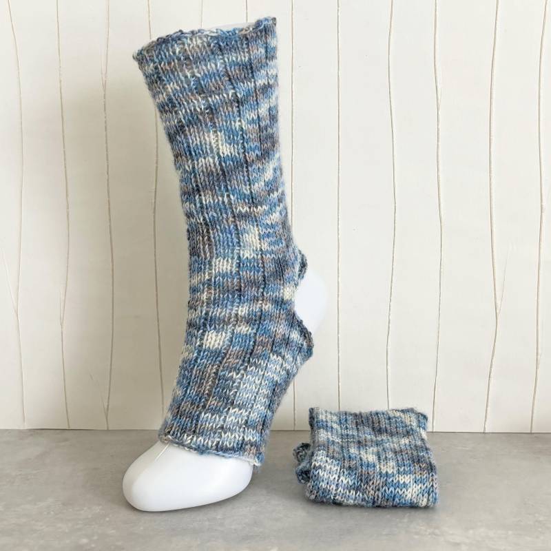 Yogasocken Fersenlose Socken Zum Yoga Und Tanzen, Größe 36-41, Handgestrickt in Flachen Ripppen Aus Wollmischung Hellblau Grau Weiß von anniestrickt