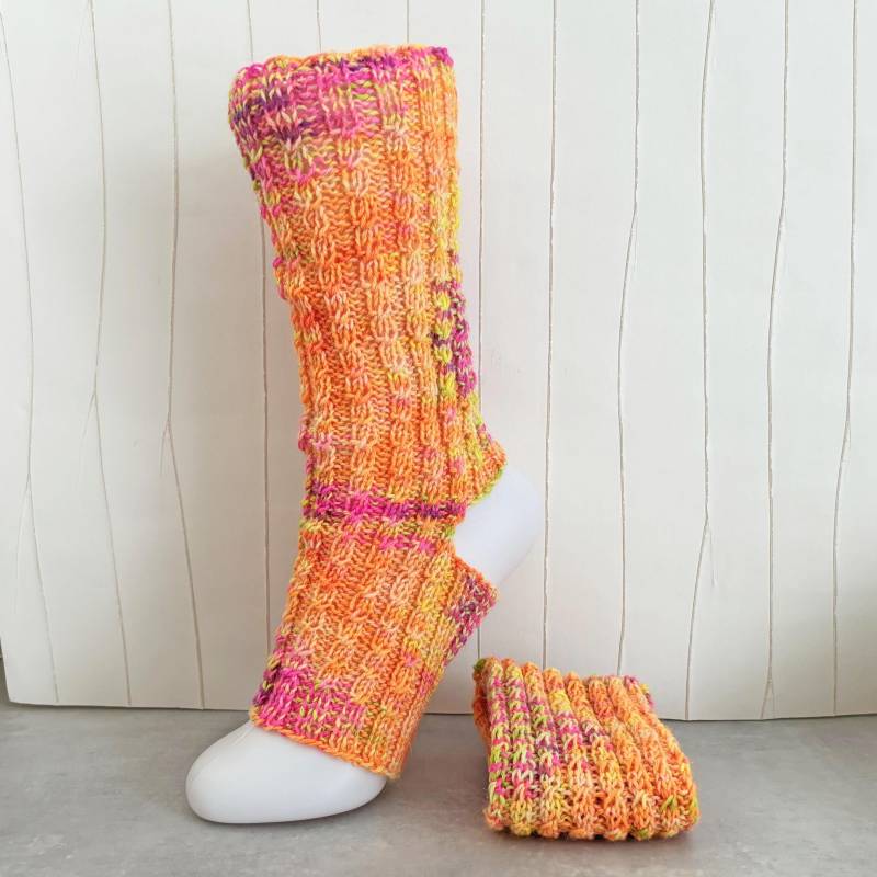 Yogasocken Legwarmer Stulpen Neon Orange Pink Gelb Verlauf Gr 36-42 in Rippenmuster Mit Minizöpfen Handgestrickt Schurwolle Polyamid von anniestrickt