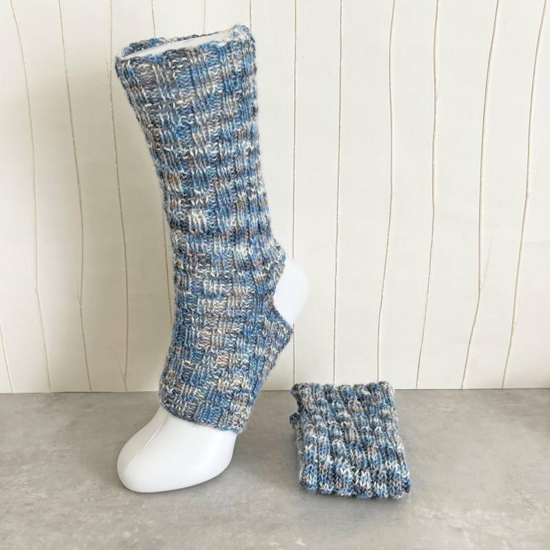 Yogasocken Socken Ohne Ferse Beinstulpen Legwarmer Zum Tanzen Gr 36-40 Hellblau Grau Weiß Flache Rippen Handgestrickt Wollmischung von anniestrickt