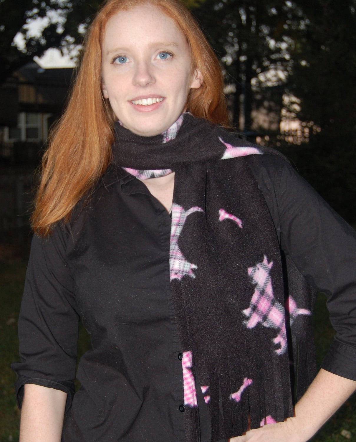 Schwarze Fleece Schal Rosa Karierten Scottie Hunde von annnna