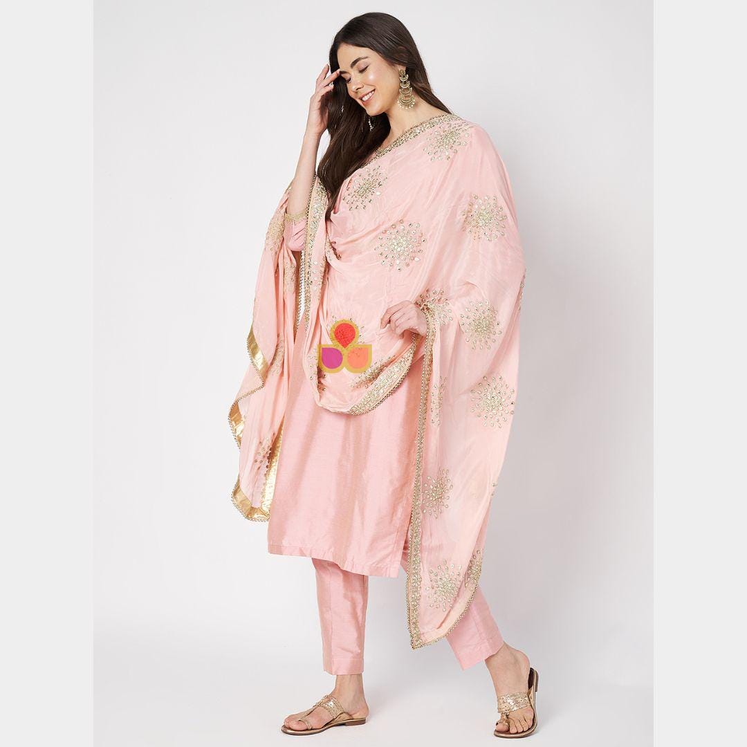 Pfirsich Gotta Patti Floral Chiffon Dupatta Pfirsich Gotta Patti Floral Chiffon Dupatta von anokherangStore