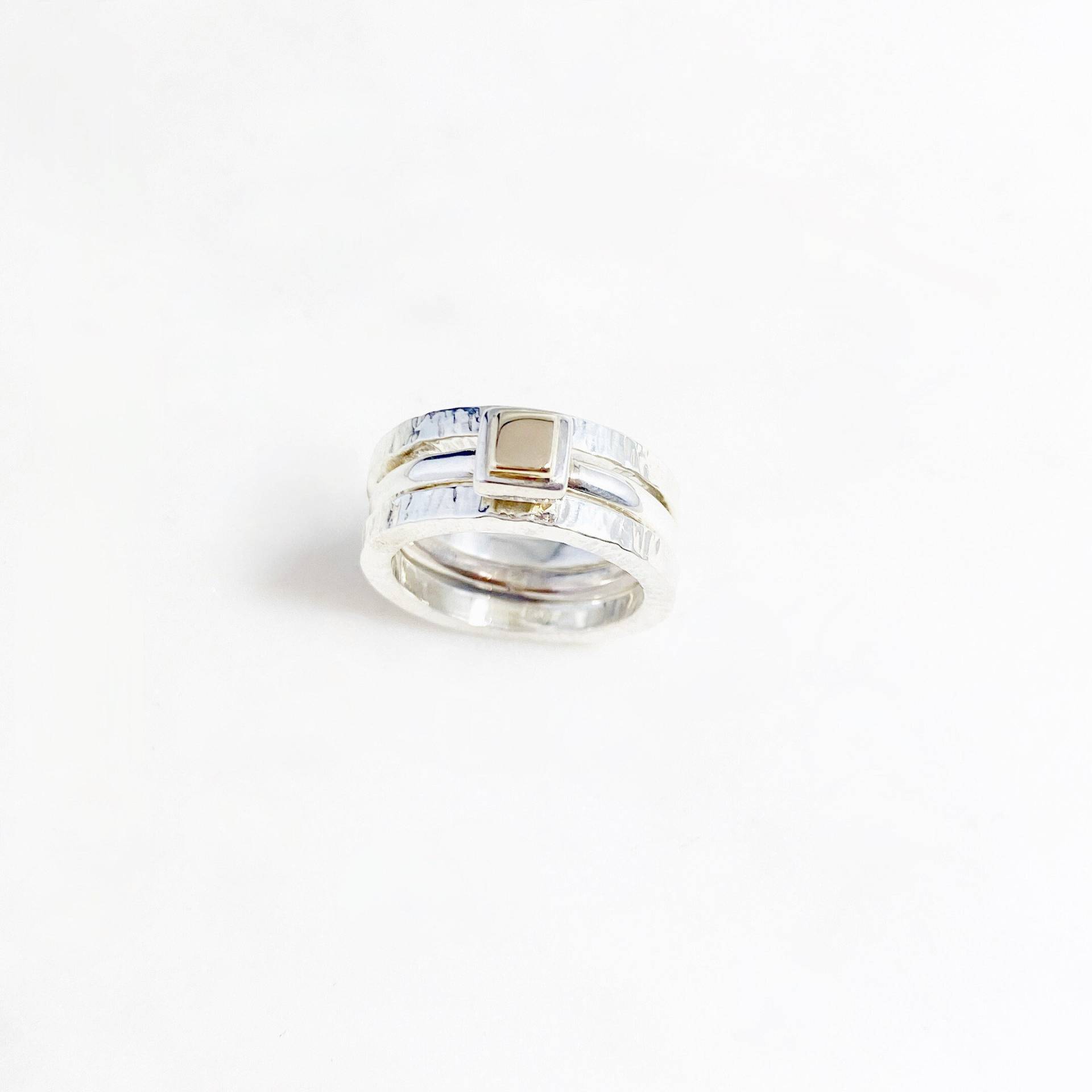 Gelbgold + Sterlingsilber-Quadrat Drei-Ring-Stacking-Set Mit Gehämmertem Finish, Hergestellt in Australien Von Ant Haus Designs Gelbgold + Sterlingsilber-Quadrat Drei-Ring-Stacking-Set Mit Gehämmertem Finish, Hergestellt in Australien Von Ant Haus Designs von anthaus