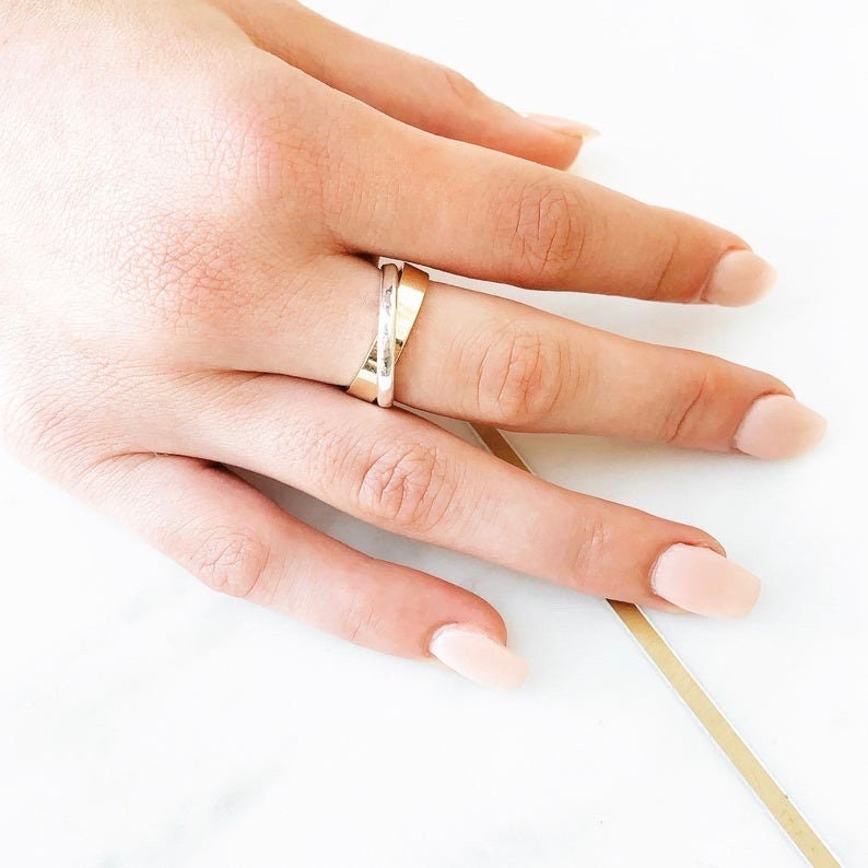 Massives 9 Karat Gelbgold Und Sterling Silber Cross Over Band - Made in Australien Handgefertigter Schmuck Von Ant Haus Designs Massives 9 Karat Gelbgold Und Sterling Silber Cross Over Band - Made in Australien Handgefertigter Schmuck Von Ant Haus Designs von anthaus