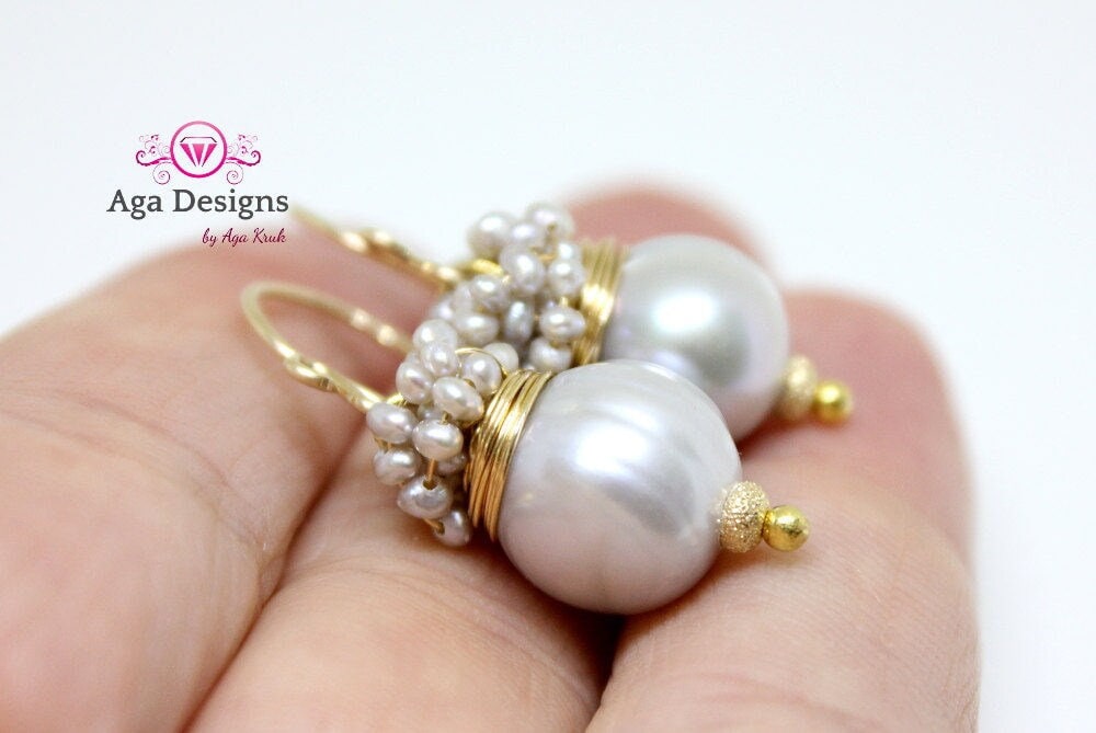 Süßwasserperlen Ohrringe, Ohrhänger Mit Großer Silberfarbener Süßwasserperle Und Silbernen Saatperlen von anthology27