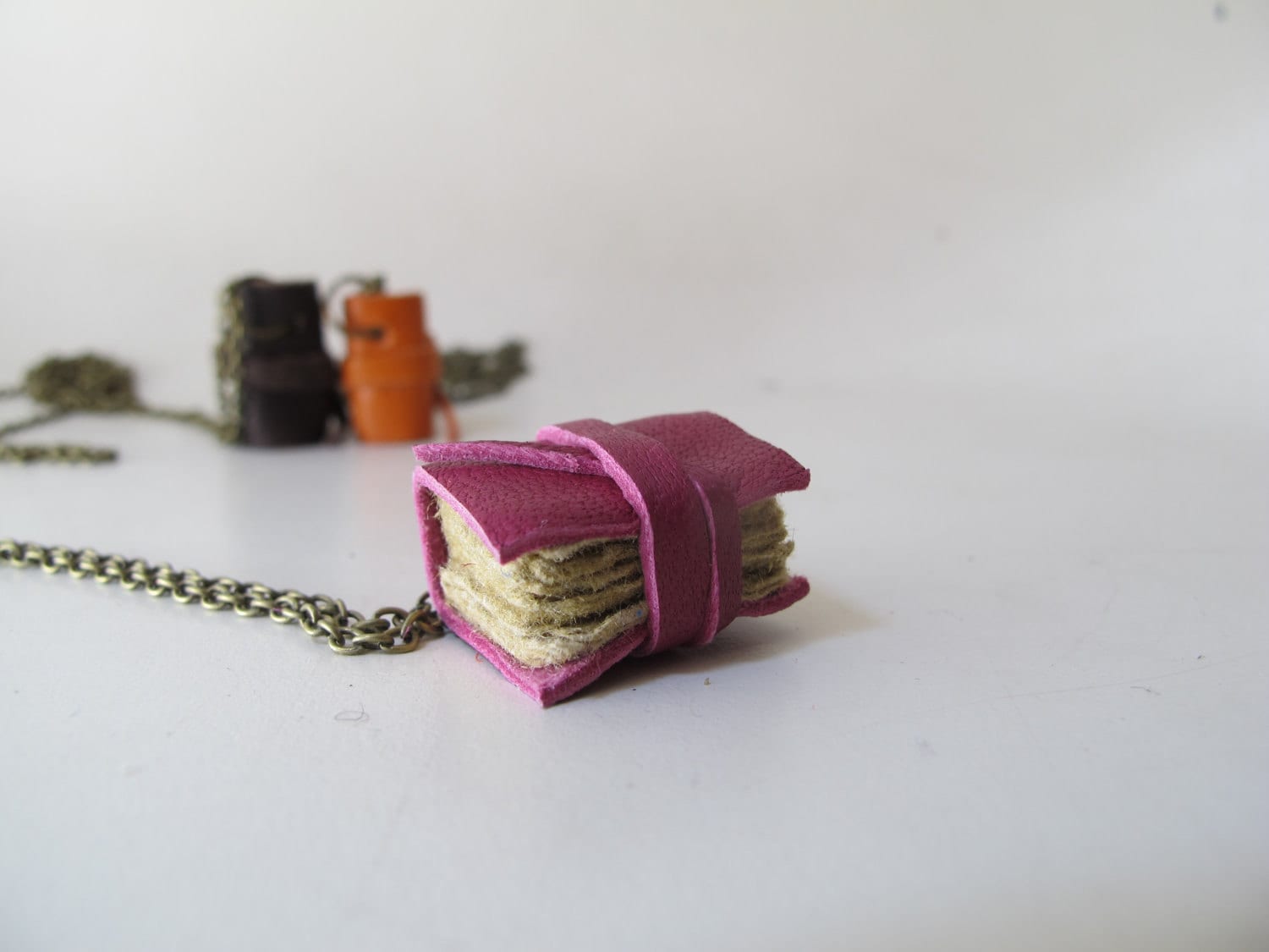 Fuchsia Mini Buch Halskette Fuchsia Mini Buch Halskette von anticovalore