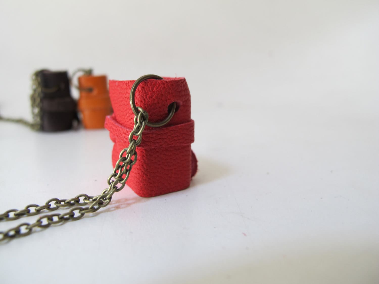 Rote Mini Buch-Halskette von anticovalore
