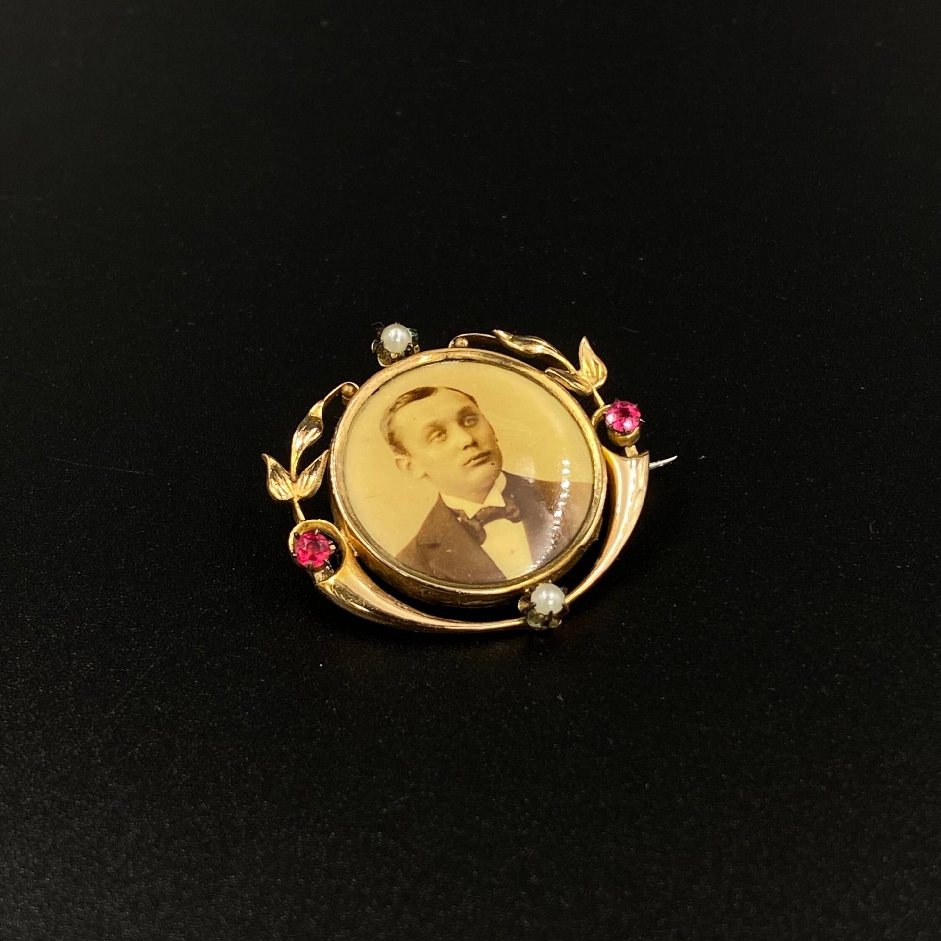 Antike Biedermeier Schaumgold Medaillon Brosche, Bilderrahmen Mit Foto, Fotobrosche Rubin Und Perlen, Geschenk Zur Andacht von antiktreasure