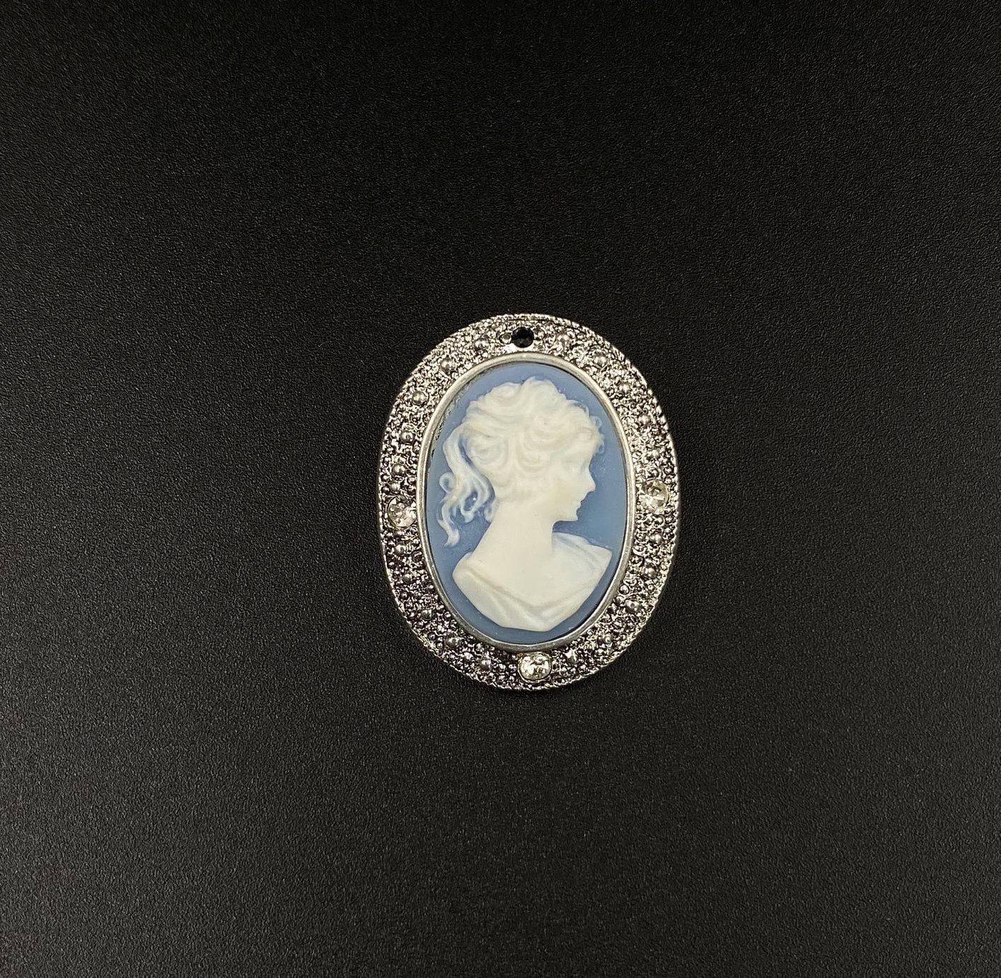 Primadonna Raffaella Auf Gemme Brosche, Blaue Kunststoff Mit Strasssteinen Und Saphir, Silber Elegante Anstecknadel von antiktreasure