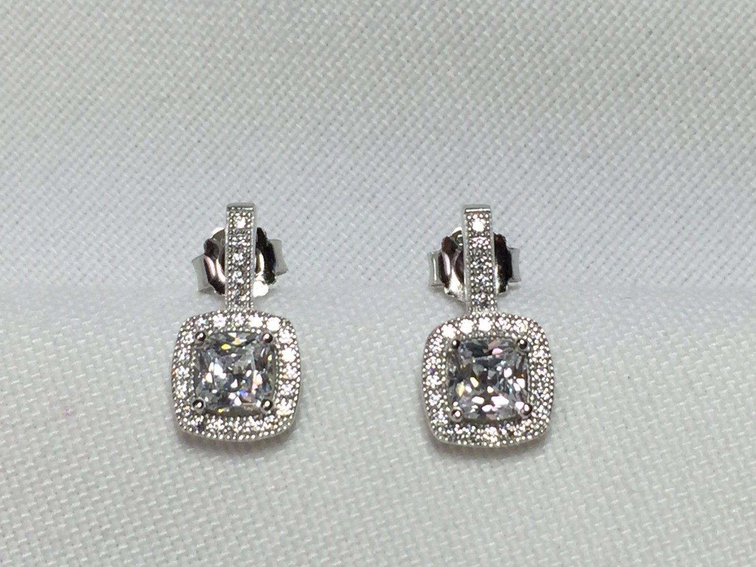 Hochzeit Ohrringe, Strahlende Kissen Geschnitten, Zirkonia Silberne Brautschmuck, Halo Bolzen von antiqueandmore