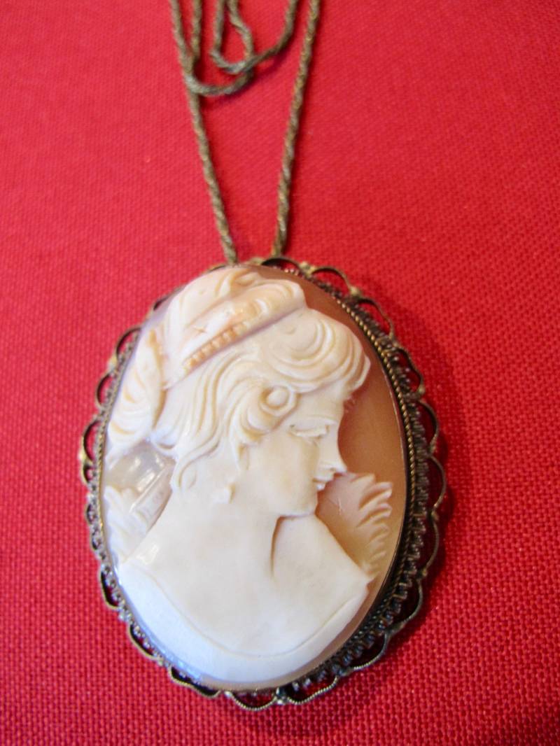 Verkauf Antike Oval Cameo Geschnitzt Lady Halskette Anhänger Messing Montage Und Kette | #1303 von antiquesshow