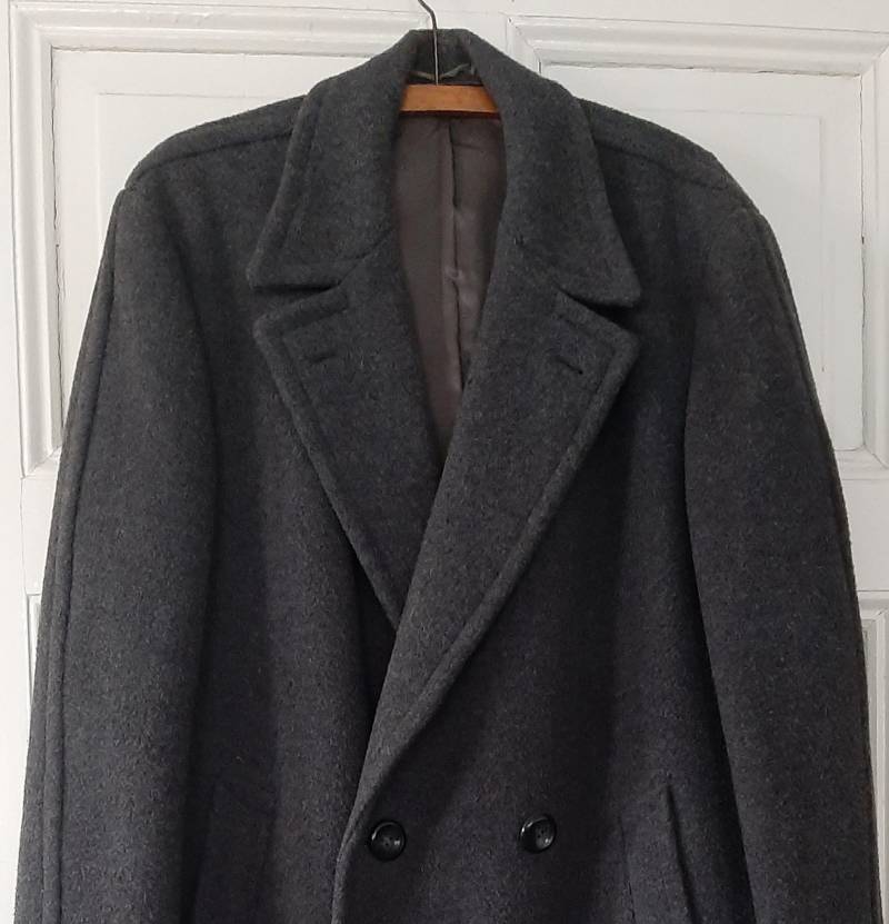 Rar Antiker Grauer Herrenmantelwintermantelwollmantel Aus Den 1940Iger Jahren Mit Doppelbrustverschluss von antiqueworkwear