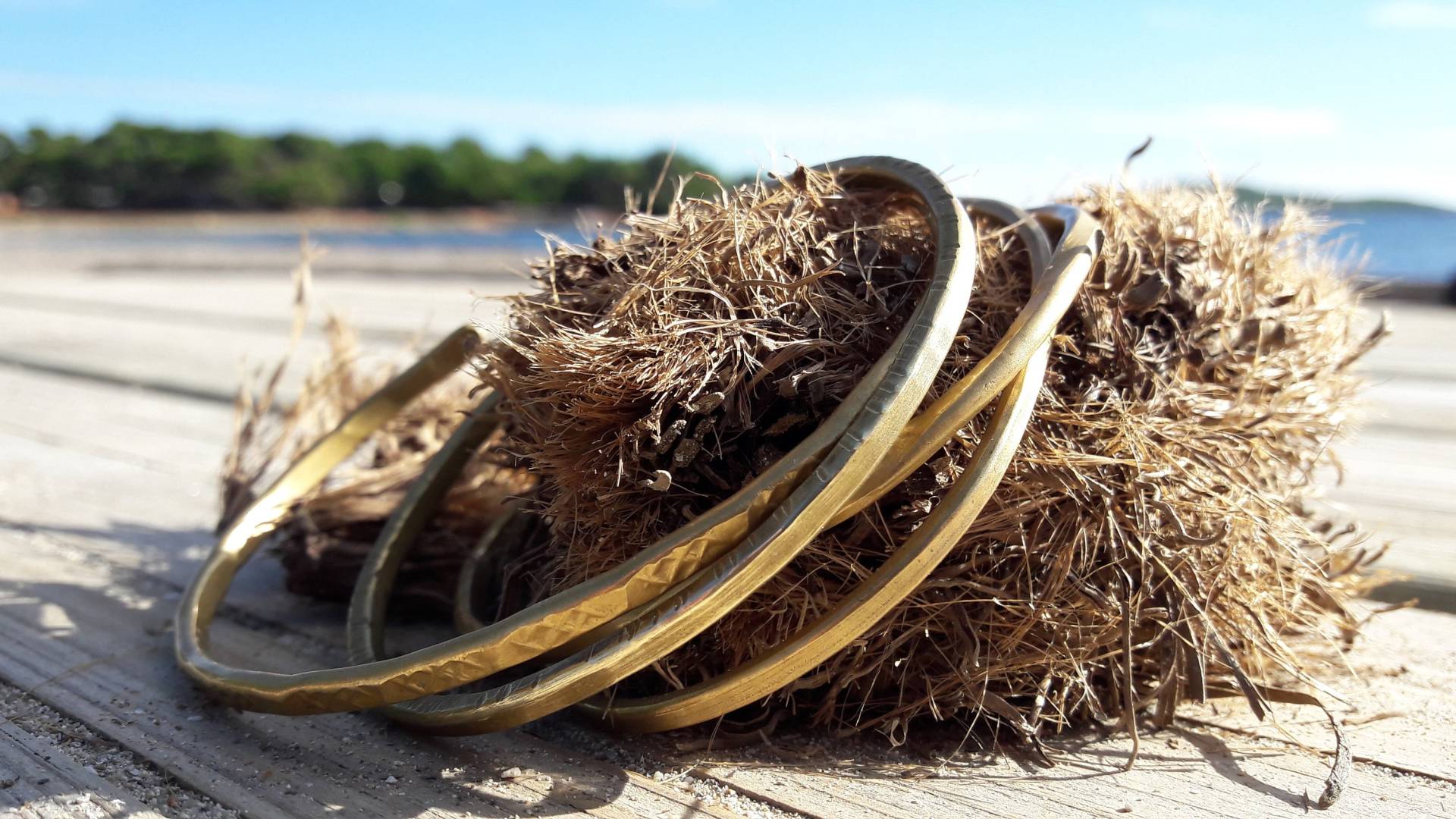 Gestapelte Armbänder, Messingarmbänder, Gestapelte Messing, Laiton-Armband von anuartejoyass