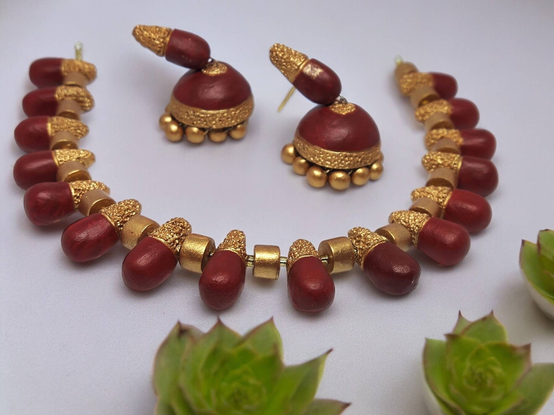 Maroon Und Gold Terrakotta Schmuck Set Für Frauen Maroon Und Gold Terrakotta Schmuck Set Für Frauen von anusangicollections