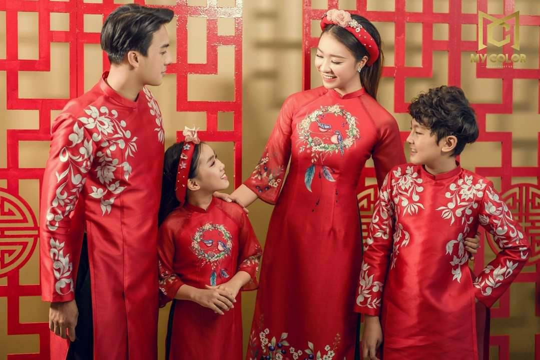 Vietnamesisch Kleid Ao Dai Cach Tan Modern New Style Tet Red Vietnamesisch Kleid Ao Dai Cach Tan Modern New Style Tet Red von aodaincusa