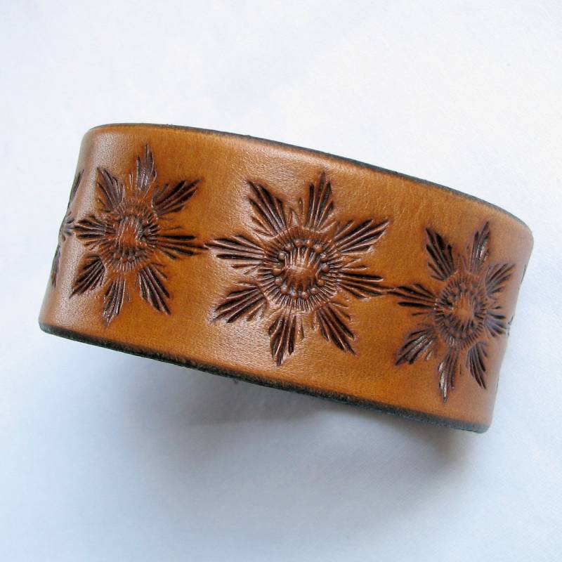 Hand-Punziertes Lederarmband - Antikisiertes Saddle-Tan Sternschimmer von aosLeather