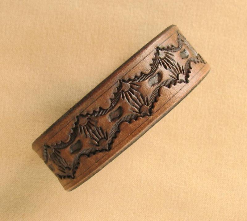 Handpunziertes Braunes Lederarmband Retro Staccato Design von aosLeather