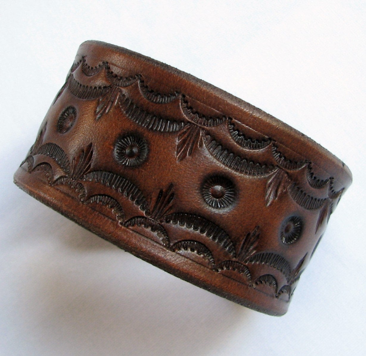 Herren Oder Damen Leder Manschette Armband - Breites Braunes Mit Hand Punziertem Design Handgefertigt von aosLeather