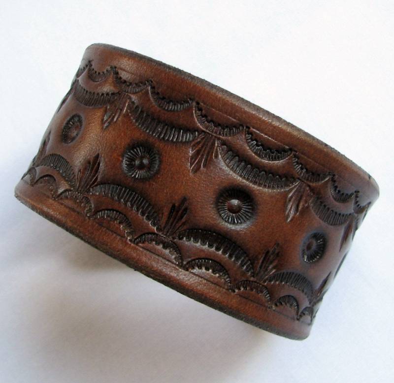 Herren Oder Damen Leder Manschette Armband - Breites Braunes Mit Hand Punziertem Design Handgefertigt von aosLeather