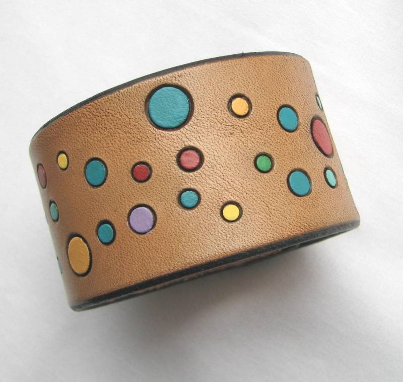 Polka Dots Regenbogen An Einem Breiten Lederarmband - Macht Spaß von aosLeather