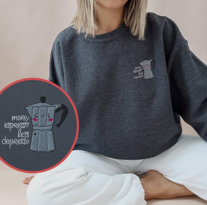 More Espresso Less Depresso Sweatshirt, Lustiger Kaffee-Pullover Mit Stickerei | Barista Geschenk Cozy Anti-Stress Outfit von appleeatmoon