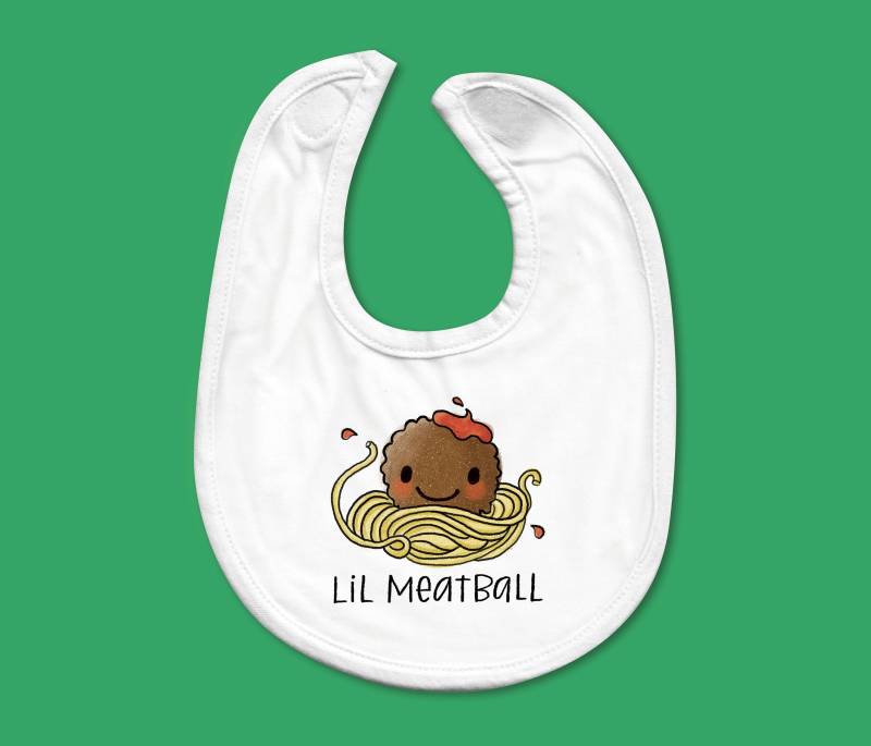 Baby Lätzchen - Süßes Handgezeichnetes Fleischbällchen Mit Handgezeichnetem Schriftzug "Lil Meatball" von applejaxink