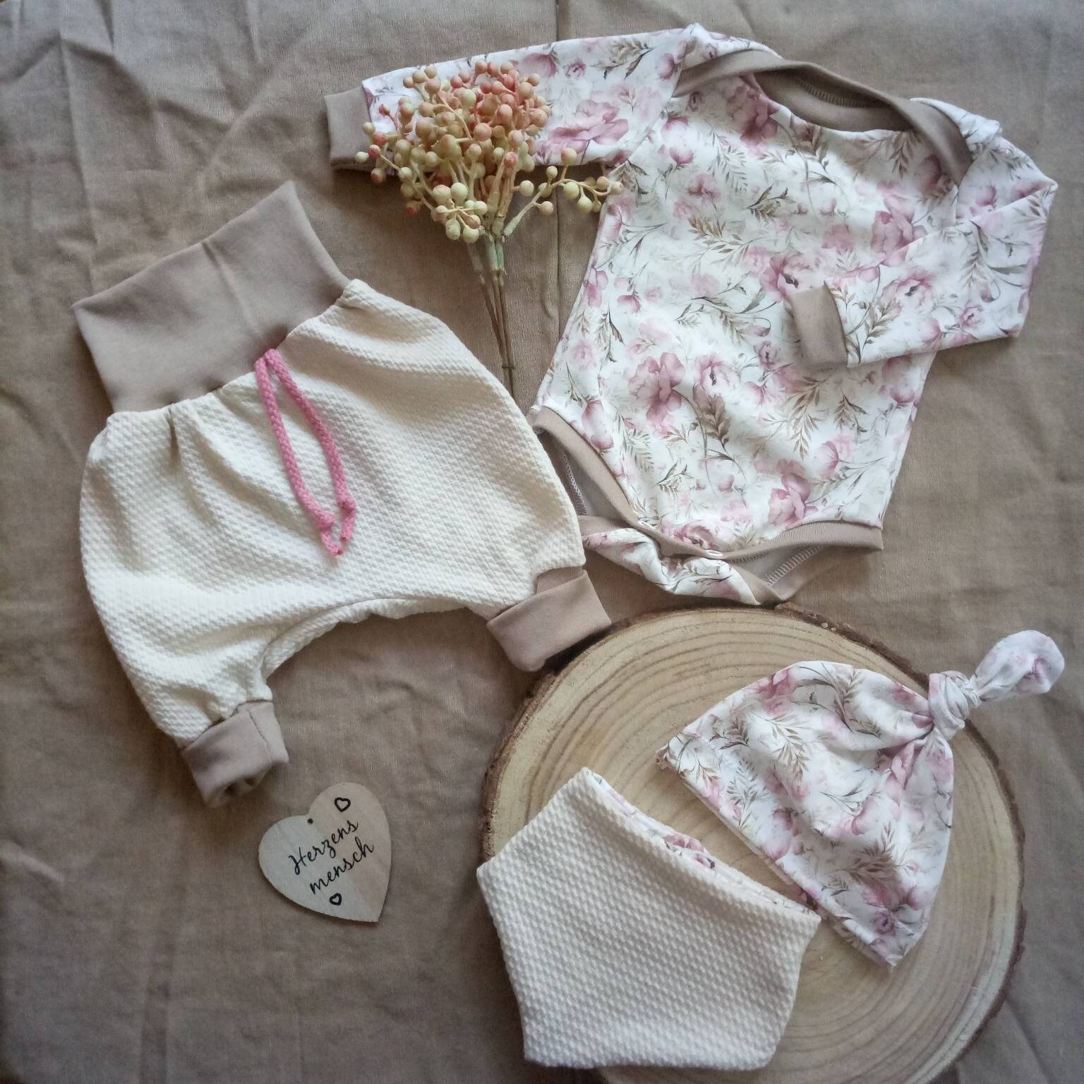 Pumpi/Hose Auch Mit Knotenmütze Und Wendehalstuch Oder Body Komplettset Blume Größe 44 - 104 von applizierschnecke