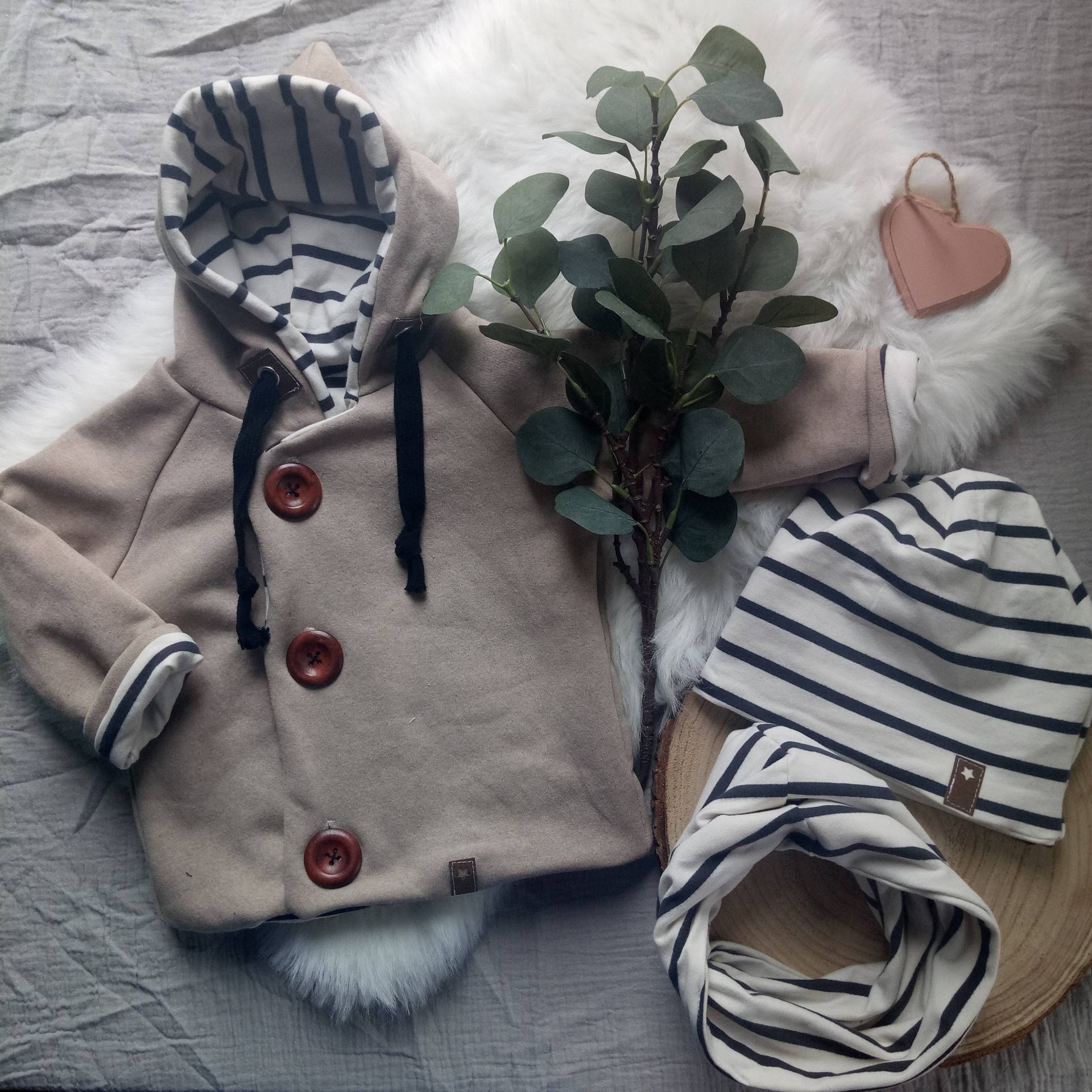 Übergangsjacke/Sweatjacke in Beige Mit Kapuze Optional Gestreifter Beanie Und Loop Größe 56 - 98 von applizierschnecke