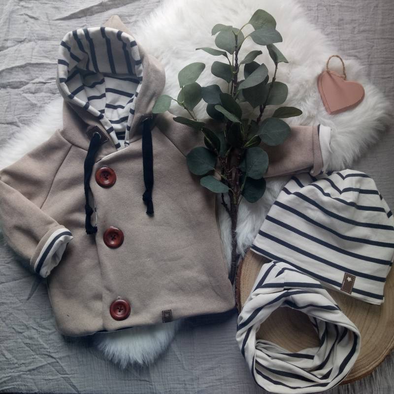 Übergangsjacke/Sweatjacke in Beige Mit Kapuze Optional Gestreifter Beanie Und Loop Größe 56 - 98 Übergangsjacke/Sweatjacke in Beige Mit Kapuze Optional Gestreifter Beanie Und Loop Größe 56 - 98 von applizierschnecke
